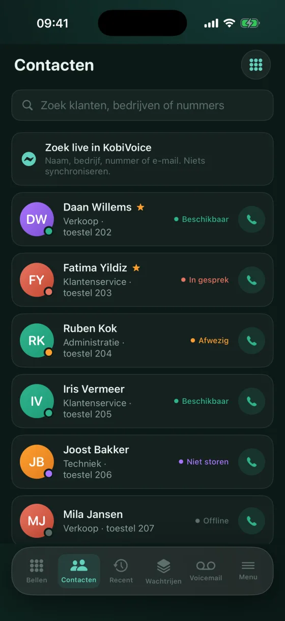 Contactenlijst met collega's, hun toestelnummer, hun beschikbaarheid en een belknop per persoon.