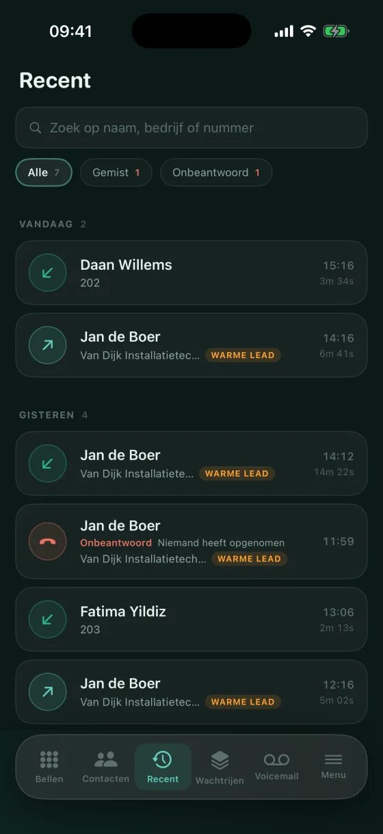 Het scherm Recent: inkomende, uitgaande en gemiste gesprekken met naam, nummer en tijdstip.